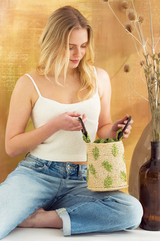 Bolso raffia tipo bombonera ganchillo crudo y verde