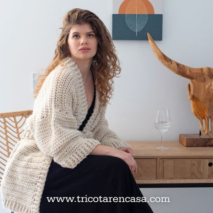 Cardigan a crochet color crudo