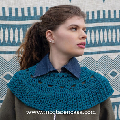 Cuello capa a crochet color azul