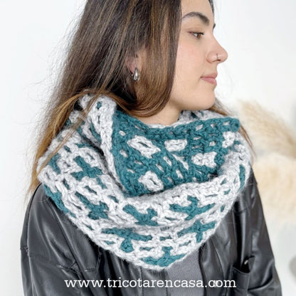Cuello a crochet blanco y azul
